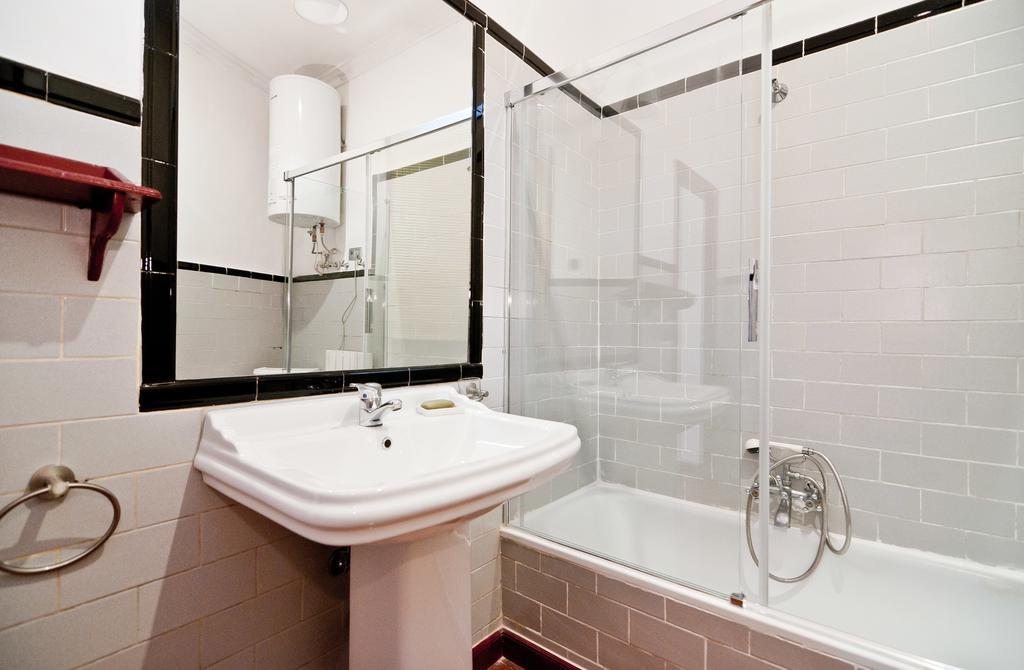 Apartamentos Madrid Retiro Quarto foto